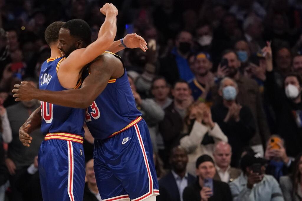 JB 13 New York - Hráč Goldenu State Warriors Stephen Curry (vľavo) sa objíma so spoluhráčom Draymondom Greenom po tom, ako strelil trojbodový kôš proti New Yorku Knicks v basketbalovom zápase zámorskej NBA v New Yorku 14. decembra 2021. FOTO TASR/AP
Golden State Warriors guard Stephen Curry (30) hugs forward Draymond Green (23) after scoring a 3-point basket during the first half of an NBA basketball game against the New York Knicks, Tuesday, Dec. 14, 2021, at Madison Square Garden in New York.
