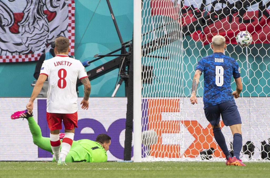 Na snímke gól po strele slovenského futbalistu Róberta Maka, vpravo Slovák Ondrej Duda a vľavo poľský brankár Wojtech Szczesny a Karol Linetti v zápase E-skupiny na majstrovstvách Európy vo futbale Poľsko - Slovensko 14. júna 2021 v Petrohrade. FOTO TASR - Martin Baumann