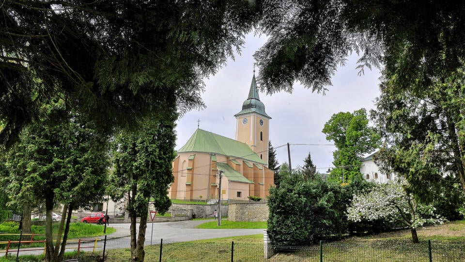 Kostol, postavený v retardovanom gotickom slohu, je zasvätený svätej Kataríne Alexandriskej.