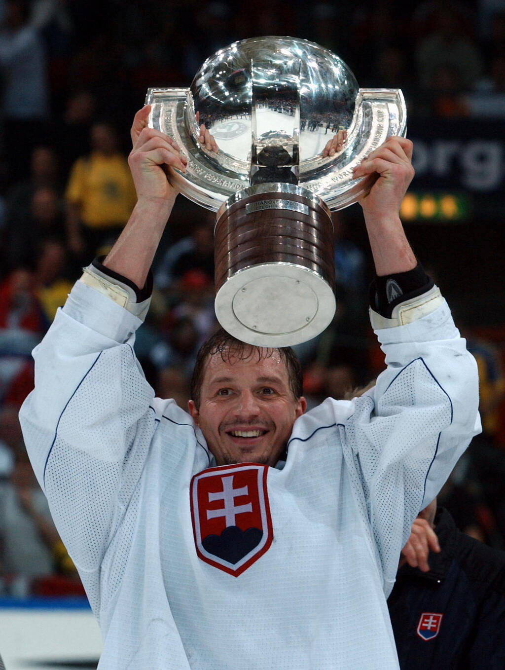 Peter Bondra s pohárom majstra sveta v roku 2002.