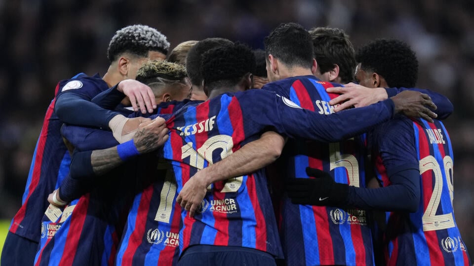 JB 49 Madrid - Hráči Barcelony oslavujú po tom, ako Eder Militao z Realu Madrid strelil vlastný gól vo futbalovom zápase semifinále Španielskeho pohára v Madride 2. marca 2023. FOTO TASR/AP
Barcelona players celebrate after Real Madrid's Eder Militao scoring an own goal past his goalkeeper during the Spanish Copa del Rey semi final, first leg soccer match between Real Madrid and Barcelona at Santiago Bernabeu stadium in Madrid, Spain, Thursday, March 2, 2023. (AP Photo/Manu Fernandez)