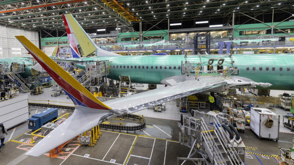 PK 30 Renton - Zamestnanci spoločnosti Boeing dokončujú výrobu lietadla 737 MAX na konečnej montážnej linke vo fabrike Boeingu v americkom meste Renton 15. júna 2022. FOTO TASR/AP
Boeing employees work on the 737 MAX on the final assembly line at Boeing's Renton plant Wednesday, June 15, 2022, in Renton, Wash. (Ellen M. Banner/The Seattle Times via AP, Pool)