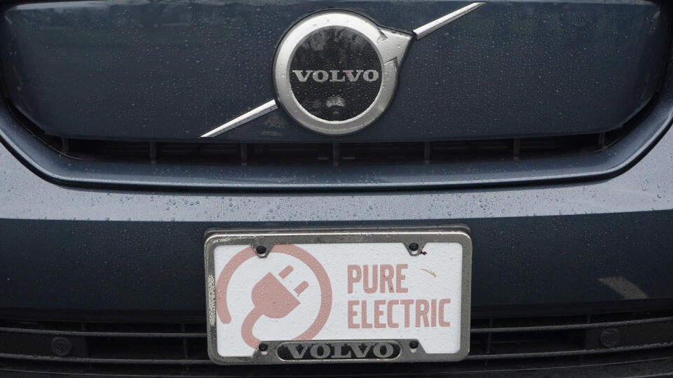 JB 34 Olympia Archív - Na archívnej snímke z 13. decembra 2021 elektrické vozidlo Volvo XC40. Švédska automobilka Volvo Cars postaví pri Košiciach závod na výrobu elektromobilov za 1,2 miliardy eur. Výberom Slovenska ako lokality na svoj nový výrobný závod Volvo vytvára európsky výrobný trojuholník, ktorý zahŕňa závody v Gente (Belgicko) v západnej Európe a v Torslande (Švédsko) v severnej Európe. V piatok 1. júla 2022 o tom informovalo Ministerstvo hospodárstva (MH) SR. FOTO TASR/AP
A Volvo