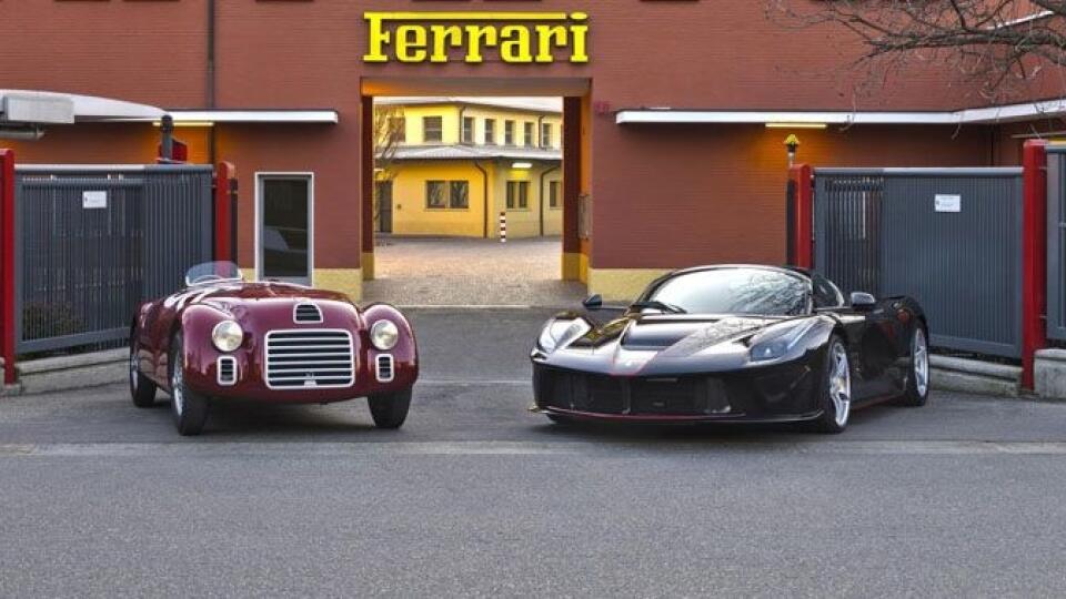 Ferrari 125 S a LaFerrari Aperta pred bránami fabriky v Maranelle