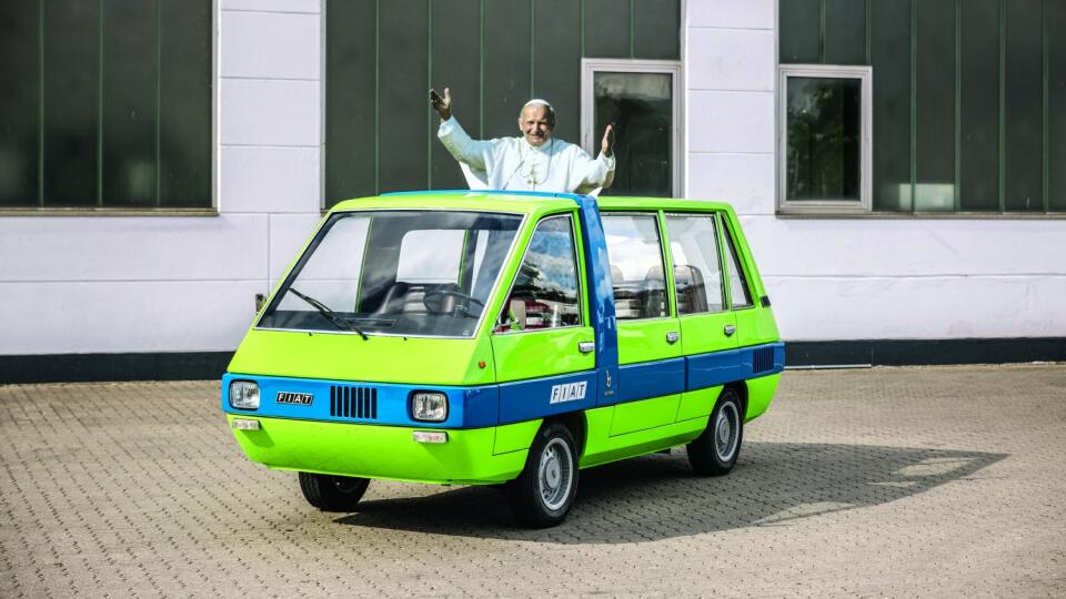 Autobus pre návštevníkov Fiat 850T Bertone je teraz v Brémach. Pápež je stále na palube – aj keď len ako kartónová figurína.