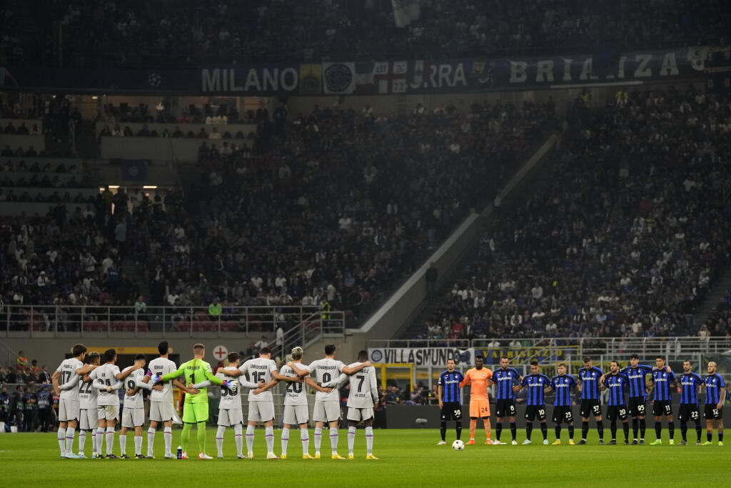 EBE 53 Miláno - Na snímke zľava hráči Barcelony a Interu počas minúty ticha, šiesty sprava slovenský obranca Interu Milan Škriniar pred zápasom C-skupiny 3. kola skupinovej fázy Ligy majstrov vo futbale Inter Miláno - FC Barcelona v Miláne 4. októbra 2022. FOTO TASR/AP
Inter Milan and Barcelona players hold a minute's silence in memory of the victims at Kanjuruhan stadium in Indonesia ahead the Champions League group C soccer match between Inter Milan and Barcelona at the San Siro stadium in M