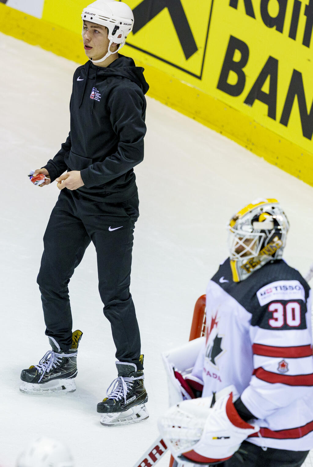 Na snímke diváci zahádzali ľadovú plochu predmetmi počas zápasu A skupiny hokejových Majstrovstiev sveta IIHF 2019 medzi reprezentáciami Slovenska a Kanady.