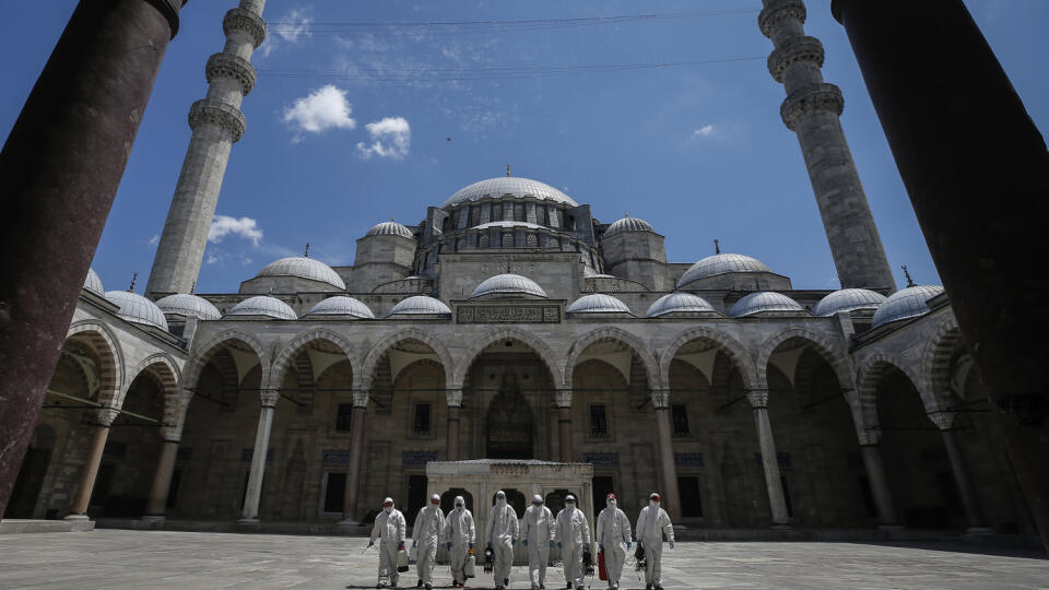 WA 12 Istanbul - Mestskí zamestnanci dezinfikujú priestor Sulejmanovej mešity v Istanbule počas moslimského sviatku íd al-fitr, ktorým sa končí pôsty mesiac ramadán a posledného štvrtého dňa zákazu vychádzania v rámci koronavírusovej pandémie v utorok 26. mája 2020. FOTO TASR/AP
Municipality workers disinfect the grounds of the historical Suleymaniye Mosque, in Istanbul, during the third day of Eid el-Fitr and the last day of a four-day curfew due to the coronavirus outbreak, Tuesday, May 26,