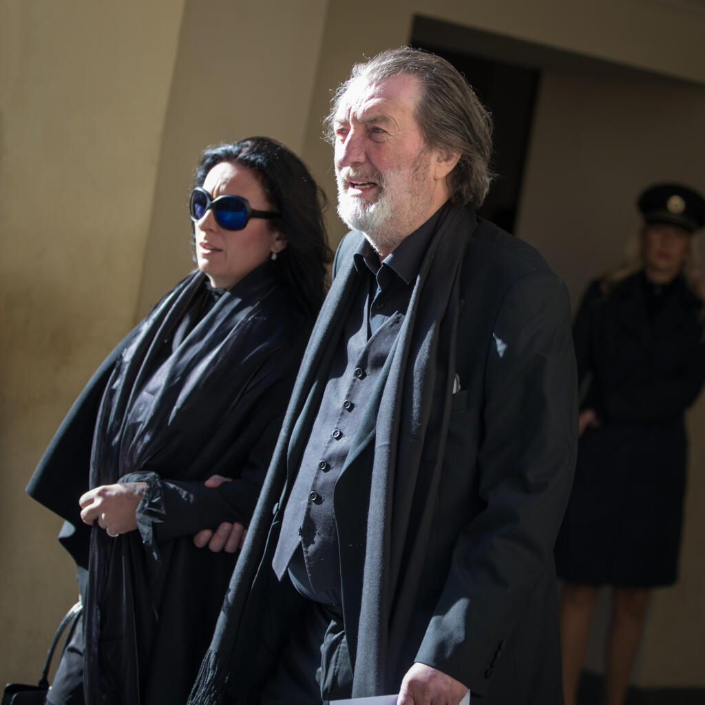 Zádušná omša za zosnulého Karla Gotta v chráme Svätého Víta na Pražskom hrade. S hudobnou legendou sa prišlo rozlúčiť množstvo známych osobností kultúrneho a verejného života.