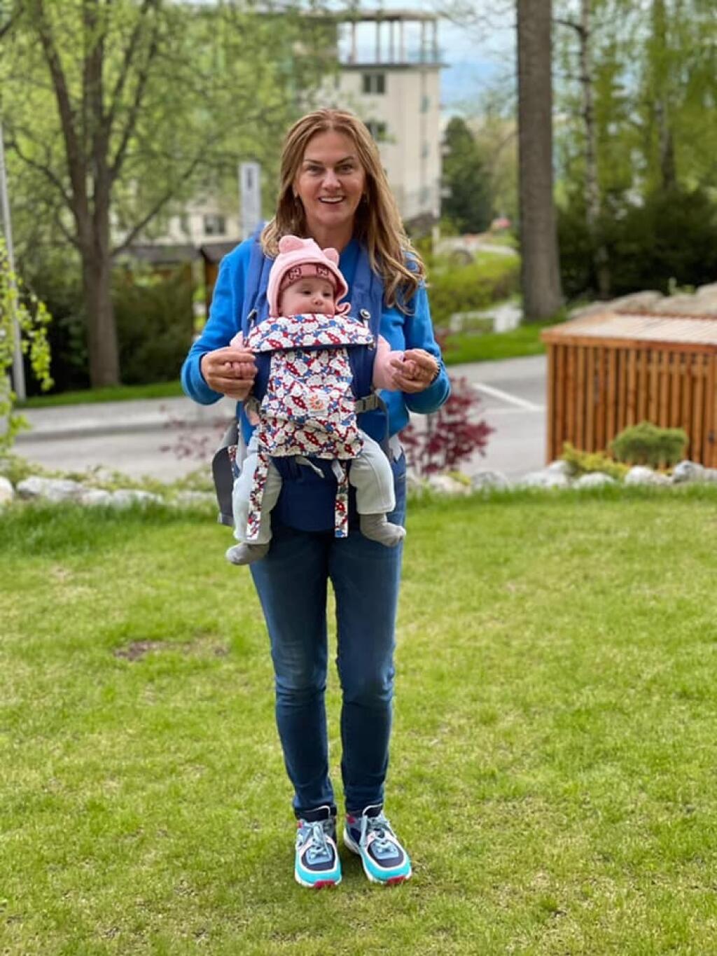Monika Beňová s dcérkou a luxusnou čiapkou.