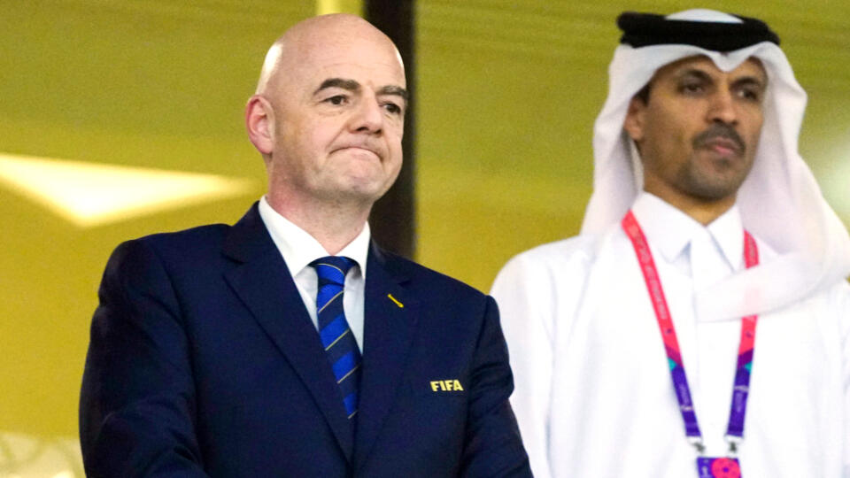 AVEC L'ÉMIR À SES CÔTÉS Le chef de la FIFA Gianni Infantino en compagnie de l'émir qatari Tamim bin Hamad Saní lors du match d'ouverture de la Coupe du monde Qatar - Équateur (0 : 2).