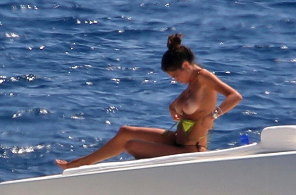 Párik je vďačným objektom paparazzi fotografov, ktorí na Francescu a Valentina striehnu najmä na dovolenke. Sexi modelku načapali pri prezliekaní či opaľovaní sa a ukázala tak celému svetu prsia.