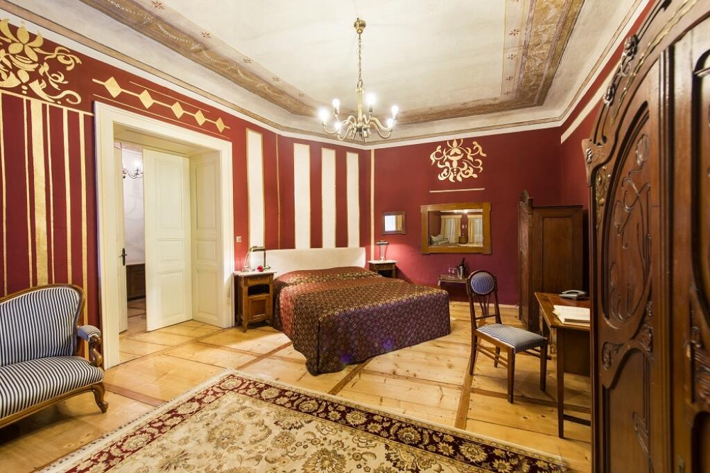 GC- Bordová komnata
