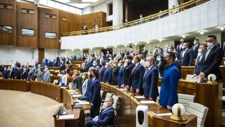 Na snímke poslanci NR SR počas rokovania 28. schôdze parlamentu 4. mája 2021 v Bratislave. FOTO TASR - Jakub Kotian
