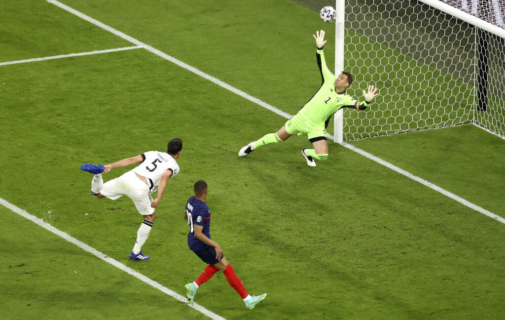 KK59 Mníchov - Nemecký futbalista Mats Hummels (vľavo) si dáva vlastný gól počas zápasu základnej F-skupiny Francúzsko - Nemecko na ME vo futbale 15. júna 2021 v Mníchove. FOTO TASR/AP
Germany's Mats Hummels, left, scores an own goal during the Euro 2020 soccer championship group F match between France and Germany at the Allianz Arena stadium in Munich, Tuesday, June 15, 2021. (AP Photo/Alexander Hassenstein, Pool)