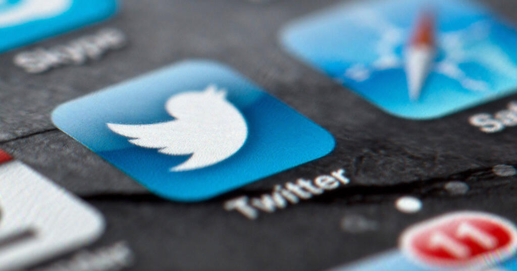 WA 6 archív Berlín - Na archívnej snímke z 3. februára 2013 je logo Twitteru na obrazovke mobilného telefónu v Berlíne. Sociálna sieť Twitter po prvý raz označila dva príspevky amerického prezidenta Donalda Trumpa ako zavádzajúce a upozornila čitateľov, že jeho tvrdenia o korešpondenčnom hlasovaní obsiahnuté v týchto tvítoch vyvrátili faktografickí kontrolóri.Twitter dlhodobo odoláva výzvam na cenzurovanie Trumpových príspevkov, ktoré často obsahujú invektívy a nepravdivé tvrdenia. Táto sociálna
