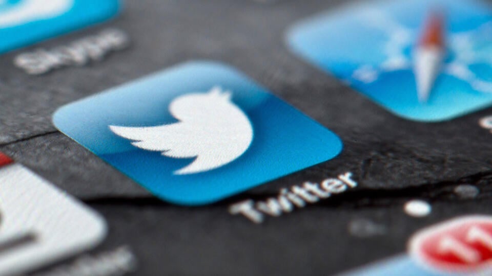 WA 6 archív Berlín - Na archívnej snímke z 3. februára 2013 je logo Twitteru na obrazovke mobilného telefónu v Berlíne. Sociálna sieť Twitter po prvý raz označila dva príspevky amerického prezidenta Donalda Trumpa ako zavádzajúce a upozornila čitateľov, že jeho tvrdenia o korešpondenčnom hlasovaní obsiahnuté v týchto tvítoch vyvrátili faktografickí kontrolóri.Twitter dlhodobo odoláva výzvam na cenzurovanie Trumpových príspevkov, ktoré často obsahujú invektívy a nepravdivé tvrdenia. Táto sociálna