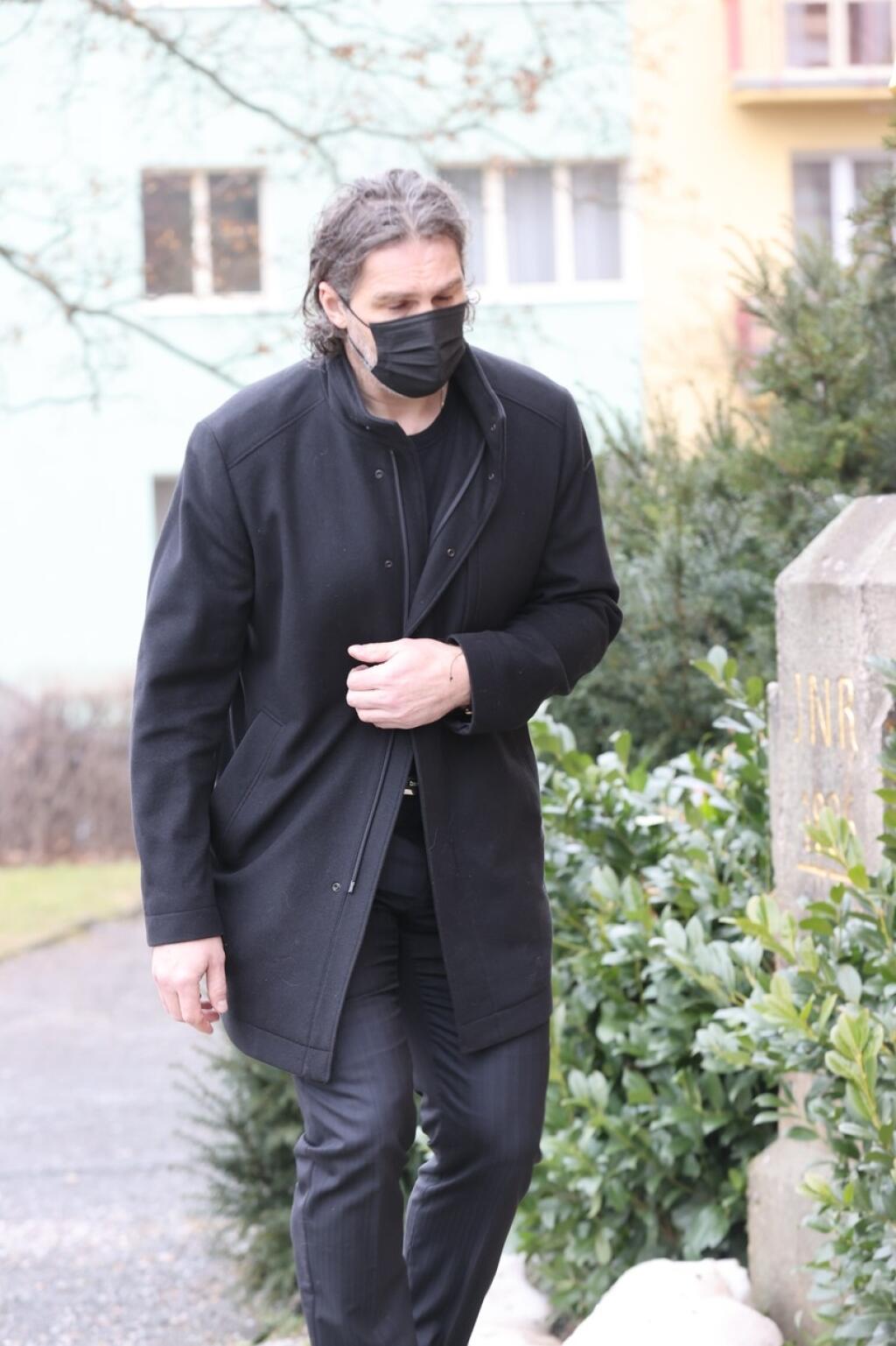 Jaromír Jágr prišiel poslednými, keď obrad už dávno začal. Postavil sa dozadu kostola a tam zotrval počas celej rozlúčky s nebohým Černým.
