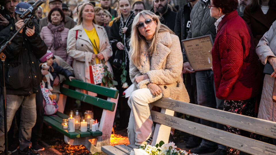 Spomienková akcia na speváka Miroslava "Mekyho" Žbirku pri jeho pamätnej lavičke v Bratislave. Na snímke Katarína Žbirková.