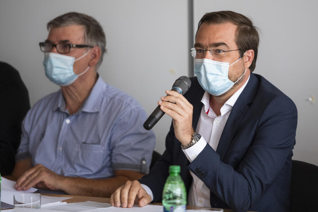 Na snímke zľava tajomník Pandemickej komisie vlády SR Anton Tencer a minister zdravotníctva SR a predseda Pandemickej komisie vlády SR Marek Krajčí (OĽaNO) počas zasadnutia Pandemickej komisie vlády SR v Bratislave v utorok 11. augusta 2020. FOTO TASR - Jaroslav Novák