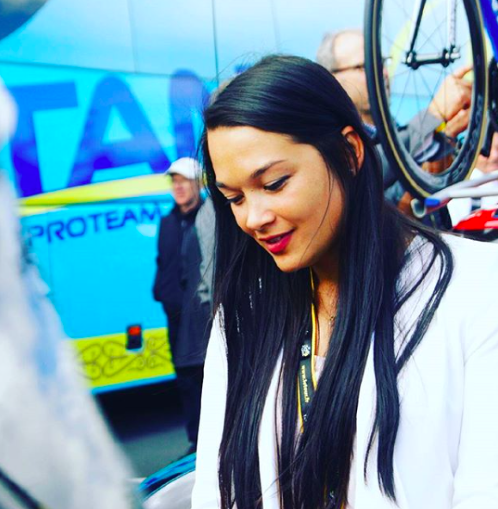 Zdá sa, že Francúzi si vedia vyberať. Po boku Warren Barguil už nejaký ten piatok stojí prekrásna Gabriella.