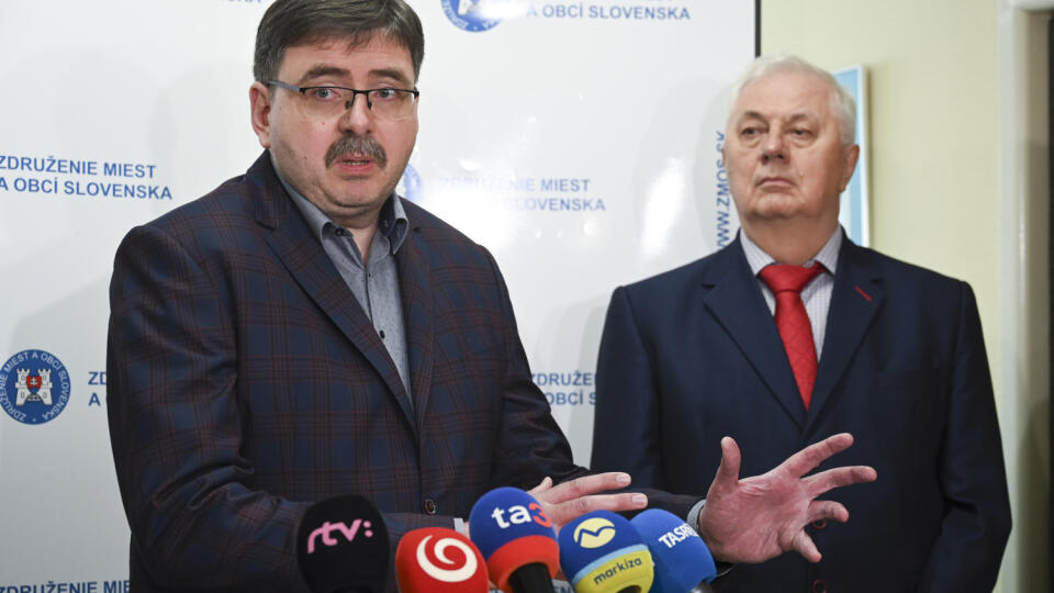 Naľavo Jozef Božík počas tlačovej konferencii.