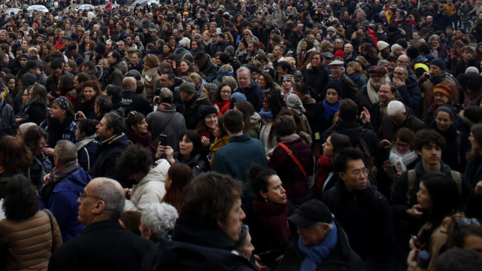 štrajkujúci hudobníci parížskej Opery vystúpenie v Paríži dav demonštranti protestné zhromaždenie