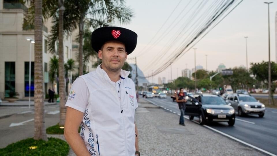 Peter Šarkan Novák je moderátorom v slovenskom dome v Riu a čaká už na medailistov.