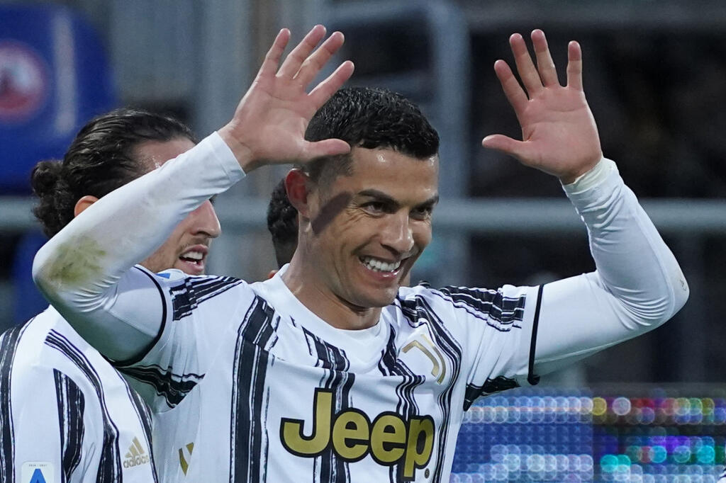 Futbalista Juventusu Turín Cristiano Ronaldo sa teši po strelení hetriku v zápase 27. kola talianskej Serie A, Cagliari Calcio - Juventus Turín, v Cagliari v nedeľu 14. marca 2021.