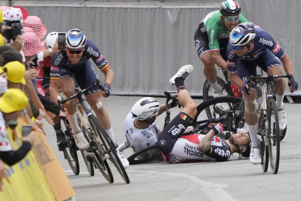Peter Sagan spadol pred cieľom 3. etapy Tour de France.