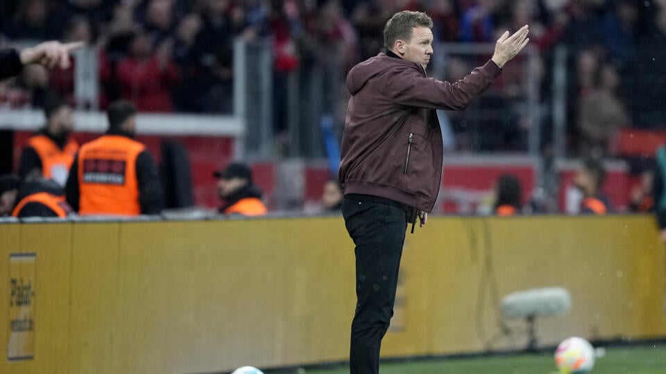 WA 3 archív Leverkusen - Na archívnej snímke z 19. marca 2023 vtedajší tréner Bayernu Mníchov Julian Nagelsmann gestikuluje v zápase nemckej Bundesligy Bayer Leverkusen - Bayern Mníchov v Leverkusene. Nemecký futbalový klub Bayern Mníchov vyhodil trénera Juliana Nagelsmanna. Vo štvrtok večer 23. marca 2023 o tom informoval Bild. FOTO TASR/AP
 
Bayern's head coach Julian Nagelsmann gestures during the German Bundesliga soccer match between Bayer Leverkusen and Bayern Munich in Leverkusen, Germany