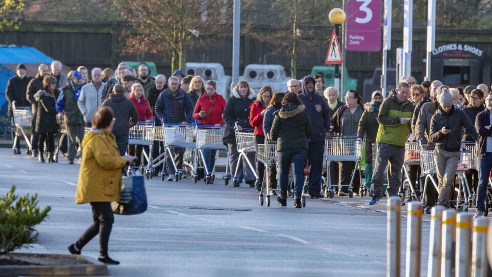 KK4 Liverpool - Zákazníci stoja v rade pred otvorením supermarketu v Liverpoole 20. marca 2020. Britský premiér Boris Johnson vyjadril vo štvrtok presvedčenie, Spojené kráľovstvo môže v nasledujúcich 12 týždňoch zvrátiť šírenie nového koronavírusu. Stane sa tak však iba vtedy, ak budú ľudia v boji s vírusom SARS-CoV-2 postupovať podľa odporúčaní vlády. FOTO TASR/AP
Customers form a queue at a supermarket store ahead of it opening, in Liverpool, England, early morning Friday March 20, 2020. (Pete
