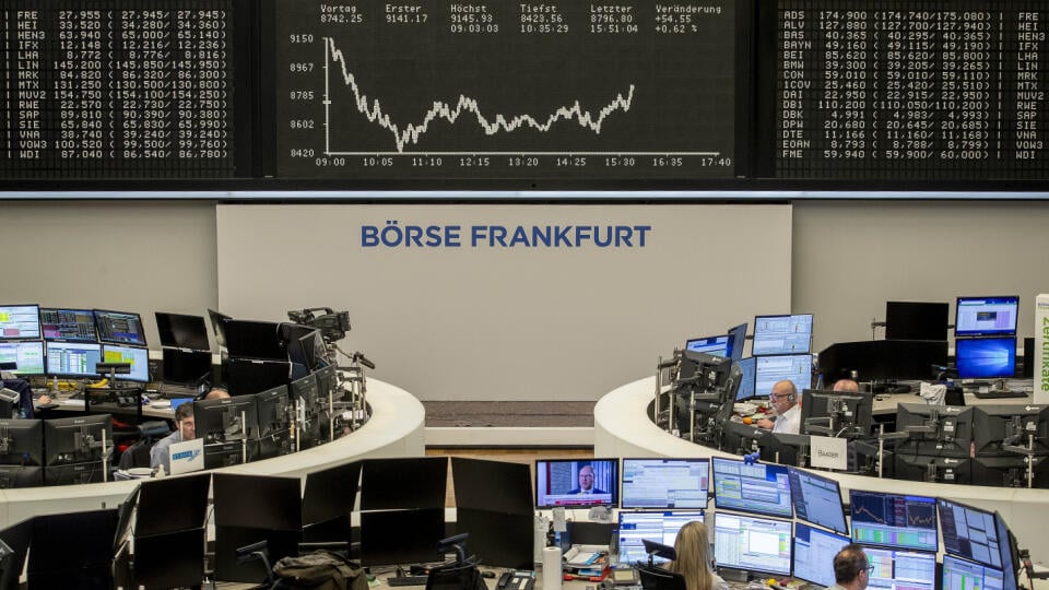 WA 28 Frankfurt - Vývoj indexu DAX na grafe na burze vo Frankfurte nad Mohanom v utorok 17. marca 2020. Európske akciové trhy sa v utorok mierne zotavili. Hlavný nemecký index Dax si polepšil o 2,25 % a uzavrel volatilné obchodovanie na 8939,10 bodu. FOTO TASR/AP
The curve of the German stock index DAX is seen at the stock market in Frankfurt, Germany, Tuesday, March 17, 2020, the day after German authorities spoke out more restrictions to avoid the spread out of the coronavirus. Only for most