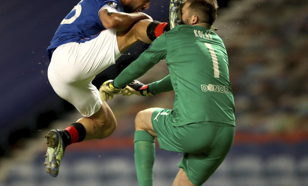 EBE 2 Glasgow - Na snímke vľavo útočník Glasgowa Kemar Roofe kope do tváre českého brankára Slavie Ondřeja Kolářa, za čo dostal červenú kartu v odvete osemfinále Európskej ligy Glasgow Rangers - Slavia Praha v Glasgowe vo štvrtok 18. marca 2021. FOTO TASR/AP
Rangers' Kemar Roofe, left, kicks Slavia Prague's Ondrej Kolar, during the Europa League Round of Sixteen soccer match between Rangers and Slavia Prague, at Ibrox Stadium, in Glasgow, Scotland, Thursday March 18, 2021. (Andrew Milligan/PA