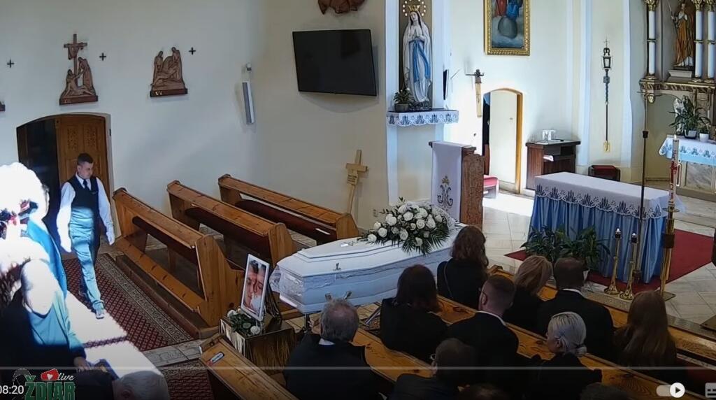 Na stolíku pred truhlou bola fotografia zaľúbencov, Rovnakú mali aj na parte.