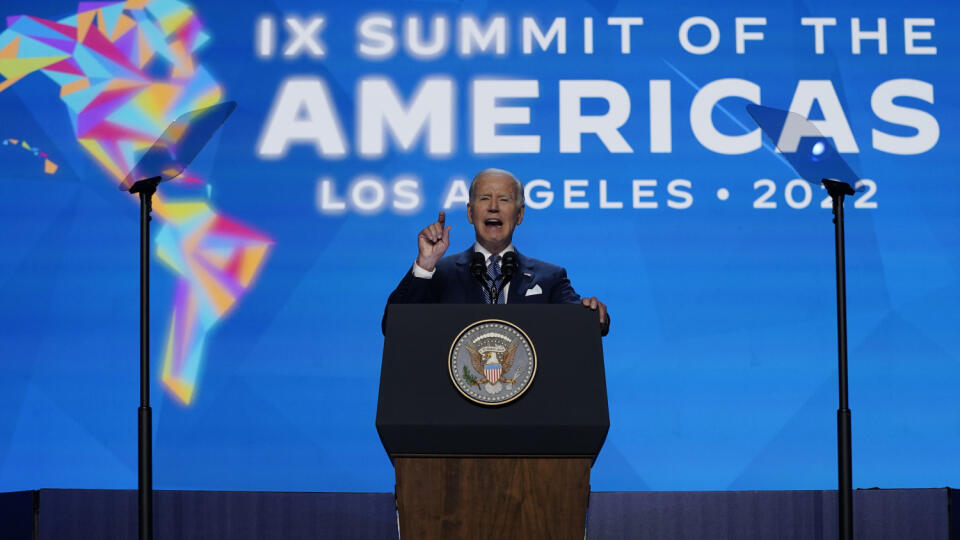 EBE 9 Los Angeles - Na snímke americký prezident Joe Biden reční na summite Organizácie amerických štátov (OAŠ), na ktorom sa v americkom meste Los Angeles zišla väčšina lídrov krajín Severnej a Južnej Ameriky v stredu 8. júna 2022. FOTO TASR/AP
President Joe Biden speaks during the inaugural ceremony of the Summit of the Americas, Wednesday, June 8, 2022, in Los Angeles. (AP Photo/Evan Vucci)