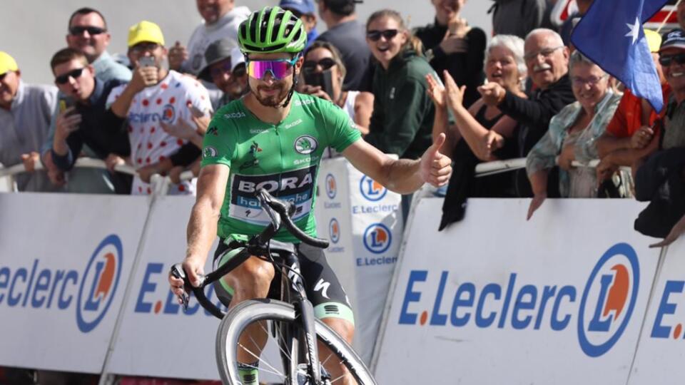 Peter Sagan sa s tým pred cieľom vôbec nepáral a opäť predviedol v sebe šoumena. Približne 7 sekúnd prechádzal popred fanúšikov na zadnom kolese, jednou rukou riadil a druhou im mával.