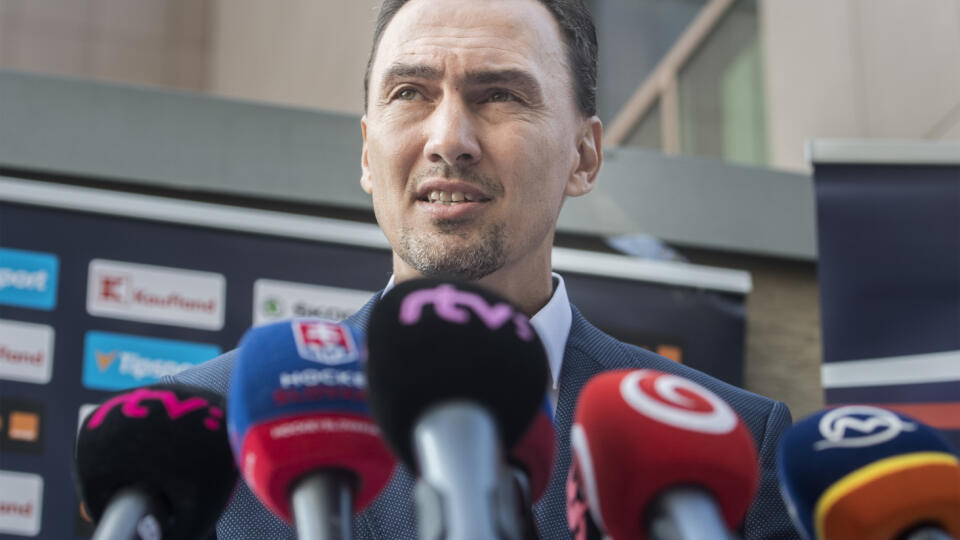 Na snímke prezident SZĽH Miroslav Šatan počas mimoriadneho brífingu Slovenského zväzu ľadového hokeja (SZĽH) s novinármi 24. septembra 2020 v Bratislave. FOTO TASR - Martin Baumann