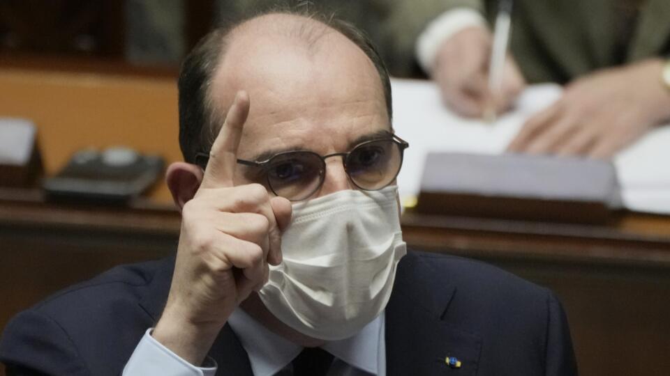 JB 25 Paríž - Francúzsky premiér Jean Castex rozpráva počas zasadnutia francúzskeho Národného zhromaždenia v Paríži 4. januára 2022. Francúzska vláda sa usiluje dosiahnuť schválenie zákona, na základe ktorého by sa ľudia pri vstupe do väčšiny verejných zariadení vrátane reštaurácii či kín a do prostriedkov verejnej dopravy museli preukázať potvrdením o očkovaní, píše agentúra Reuters. Negatívny výsledok testu už na vstup stačiť nebude. Zákon by mal vstúpiť do platnosti v polovici januára, po chv