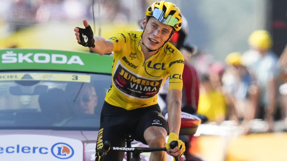 WA 19 Hautacam - Dánsky cyklista Jonas Vingegaard z tímu Jumbo-Visma víťazí v 18. etape 109. ročníka Tour de France v Hautacame vo štvrtok 21. júla 2022. V cieli bol o 63 sekúnd skôr ako jeho najväčší konkurent Tadej Pogačar zo Slovinska (SAE Emirates) a zvýšil tak náskok na čele celkového poradia pred dvojnásobným obhajcom. Tretí skončil Vinegaardov tímový kolega Wout van Aert z Belgicka. FOTO TASR/AP
Stage winner Denmark's Jonas Vingegaard, wearing the overall leader's yellow jersey, celebra