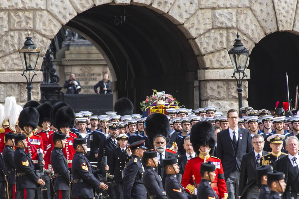 Rakva s pozostatkami zosnulej britskej kráľovnej Alžbety II., položená na štátnej lafete kráľovského námorníctva ťahanej námorníkmi, počas smútočného sprievodu k Wellingtonovmu oblúku v Londýne.