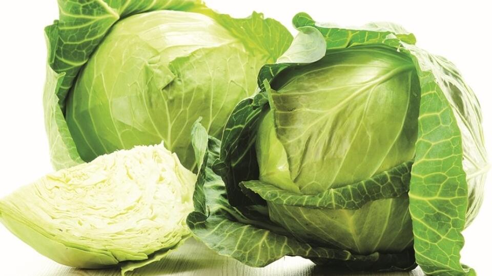 Kel a kapusta: Podobne ako uhorka, aj kel, ružičkový kel a kapusta má veľmi málo kalórií. Na strávenie kelu ich zaručene spotrebujete viac, ako ich prijmete. Zároveň má kapustovitá zelenina dostatok vitamínov, bielkovín a vlákniny, ktorá vás zasýti. Mladý kel a kapusta sa dajú jesť surové, zimné hlávky stačí oblanšírovať a ochutiť ako šalát kvapkou kvalitného oleja a citrónu.