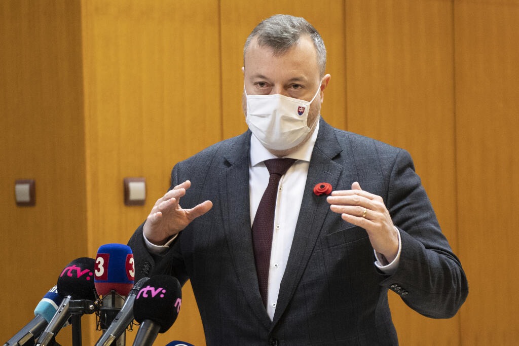 Na snímke minister práce, sociálnych vecí a rodiny SR Milan Krajniak (Sme rodina) pred zasadnutím 51. schôdze vlády SR 11. novembra 2020 v Bratislave. FOTO TASR - Pavel Neubauer


          
         