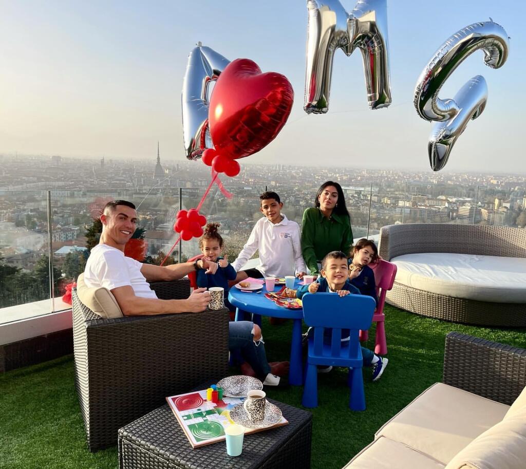 Cristiano Ronaldo a Georgina Rodriguez spolu vychovávajú zatiaľ štyri deti.