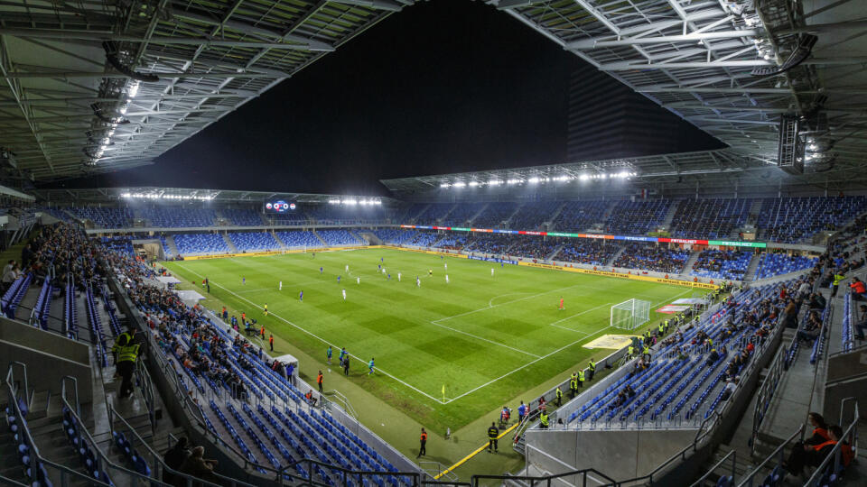 Na snímke poloprázdny štadión Tehelné pole počas prípravného zápasu Slovenskej futbalovej reprezentácie proti Paraguaju. Zápas bol zároveň rozlúčkou s reprezentačnou kariérou pre trojicu Martin Škrtel, Tomáš Hubočan a Adam Nemec.