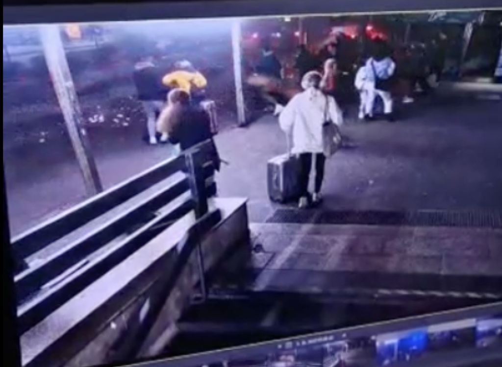 Na snímke ZÁBERY Z MIESTA smrteľnej nehody na zastávke MHD Zochova v Bratislave. Vodič vletel do davu ľudí v plnej rýchlosti, čakajúci na autobus nemali šancu.