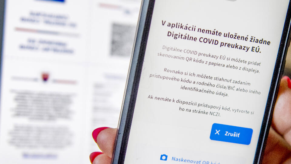 Občania Slovenska už môžu žiadať a používať digitálne COVID preukazy Európskej únie (EÚ). Ľudia si o ne môžu požiadať cez internet a uložiť ich do štátnej aplikácie GreenPass vydanej spoločnosťou Slovensko IT. Pomocou mobilnej aplikácie GreenPass sa dá aplikácia stiahnuť na Google Play (Android) alebo App Store (iPhon). Na snímke pomocou mobilnej aplikácie GreenPass, ktorá sa dá stiahnúť na Google Play (Android) alebo App Store (iPhon), si môžete naskenovat svoj QR kód. V Bratislave 30. júna 20