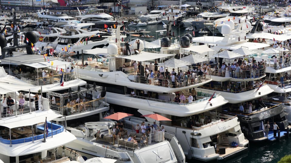 WA 13 Monako - Diváci sledujú z jácht druhý meraný tréning pred VC Monaka formuly 1 v piatok 23. mája 2025. FOTO TASR/AP
Spectators on yachts watch the second free practice ahead of the Formula One Monaco Grand Prix race at the Monaco racetrack in Monaco, Friday, May 23, 2025. (AP Photo/Manu Fernandez)