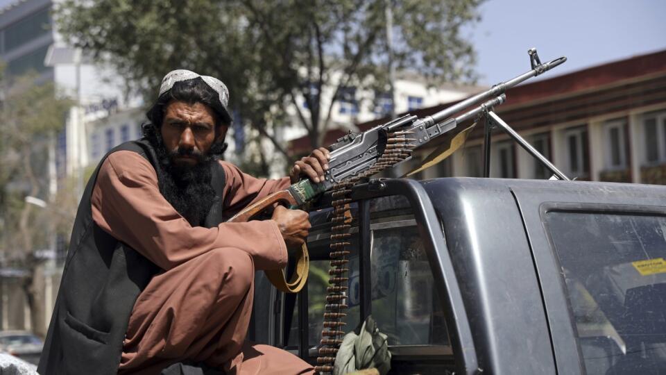 KK35 Kábul - Bojovník islamistického hnutia Taliban hliadkuje pred prezidentským palácom 16. augusta 2021 v Kábule. Víťazstvo nad afganskou vládou vyhlásili v nedeľu z prezidentského paláca v Kábule desiatky bojovníkov islamistického hnutia Taliban. Zábery z tlačovej konferencie odvysielala televízia al-Džazíra. Náhla a dramatická evakuácia Američanov z Kábulu ukázala, že americkí diplomati sú odtrhnutí od reality, napísal v pondelok denník The New York Times (NYT). FOTO TASR/AP
A Taliban fighte
