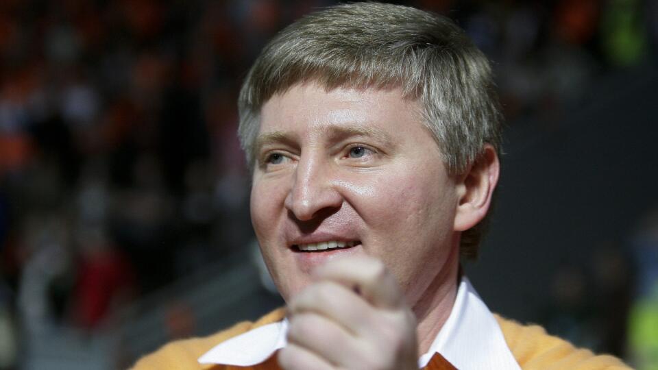 PK 26 archív Doneck - Na archívnej snímke z 5. mája 2010 majiteľ futbalového klubu FK Šachtar Doneck Rinat Achmetov sa teší po výhre nad Dynamom Kyjev v Donecku. Ukrajinskí oligarchovia a podnikatelia hromadne opúšťajú Ukrajinu charterovými letmi: len v nedeľu 13. februára 2022 odletelo z Kyjeva asi 20 charterových a súkromných lietadiel. Samotný Achmetov na Ukrajine nie je od 30. januára 2022, keď odcestoval do Zürichu. FOTO TASR/AP
FILE Shakhtar Donetsk's Soccer Club owner billionaire Rinat A